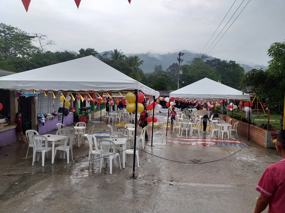 Celebración del día de la madre y entrega de regalos a la comunidad en navidad cada año