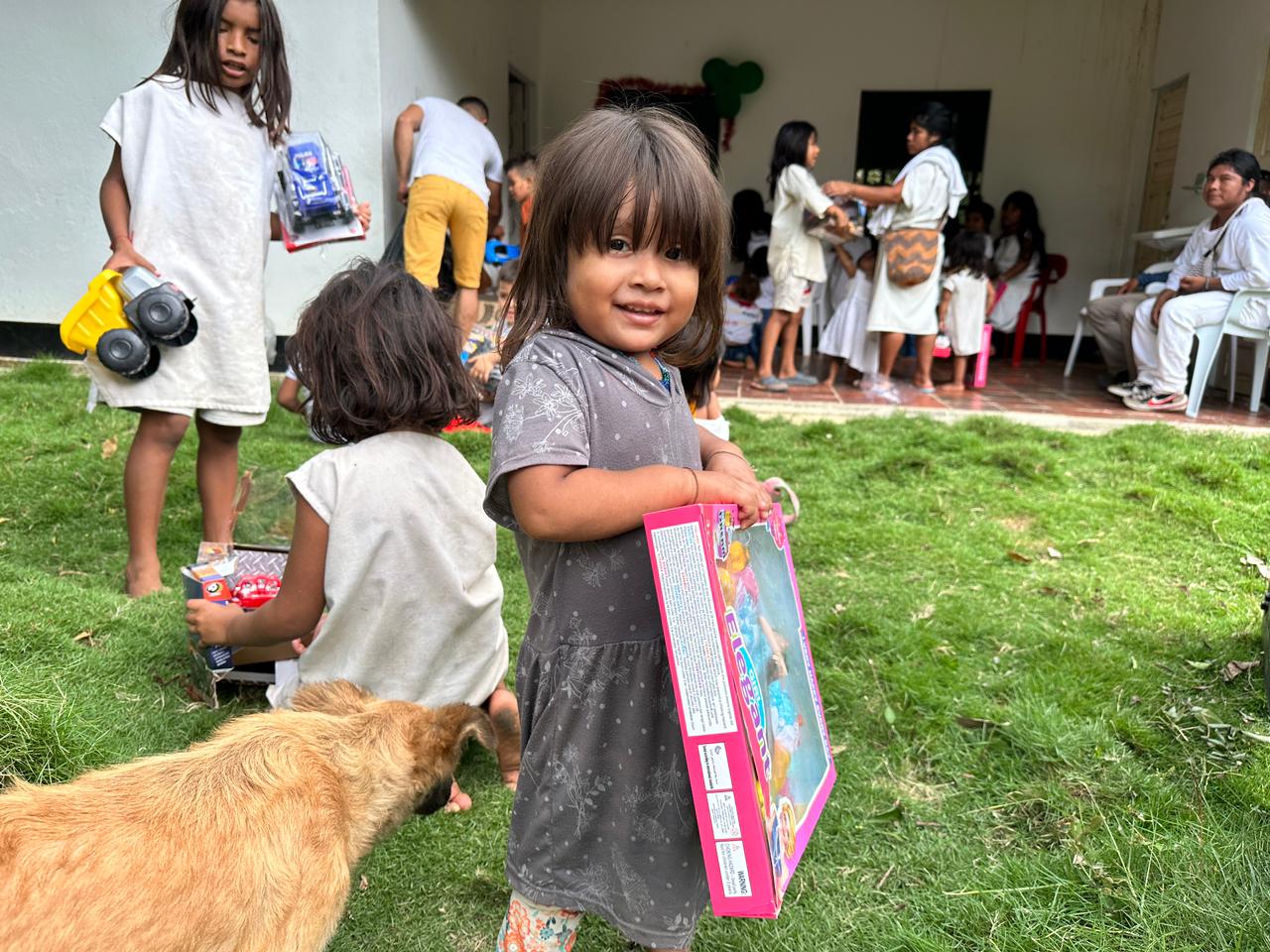Celebración del día de la madre y entrega de regalos a la comunidad en navidad cada año